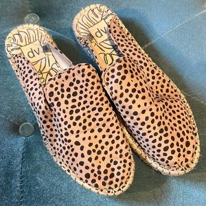 Leopard 🐆 slip on mule espadrilles womens shoes size 9 DV by Dolce Vita ✨